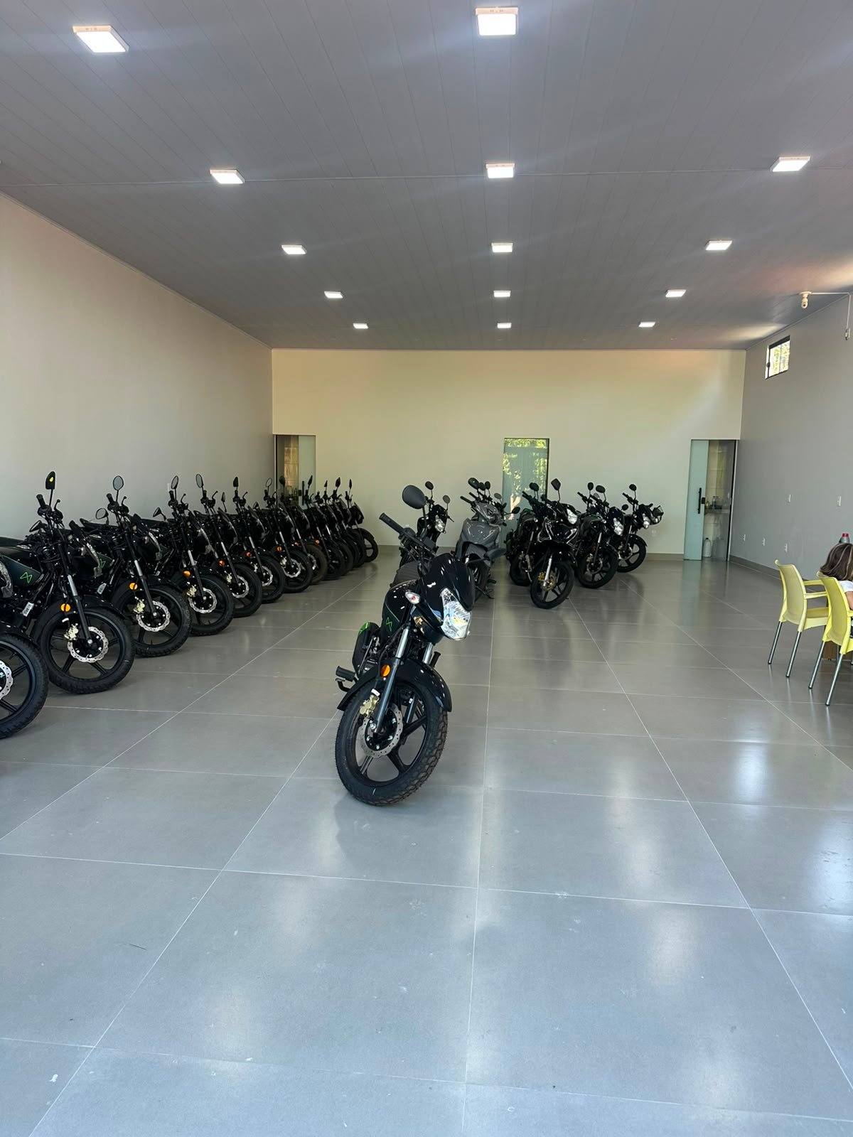 Interior da loja AD com motos